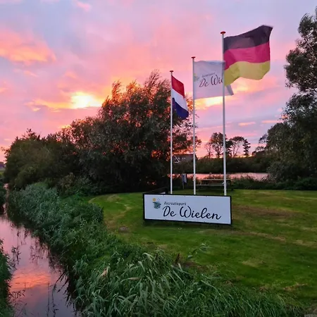 520 Op Recreatiepark De Wielen Σαλέ